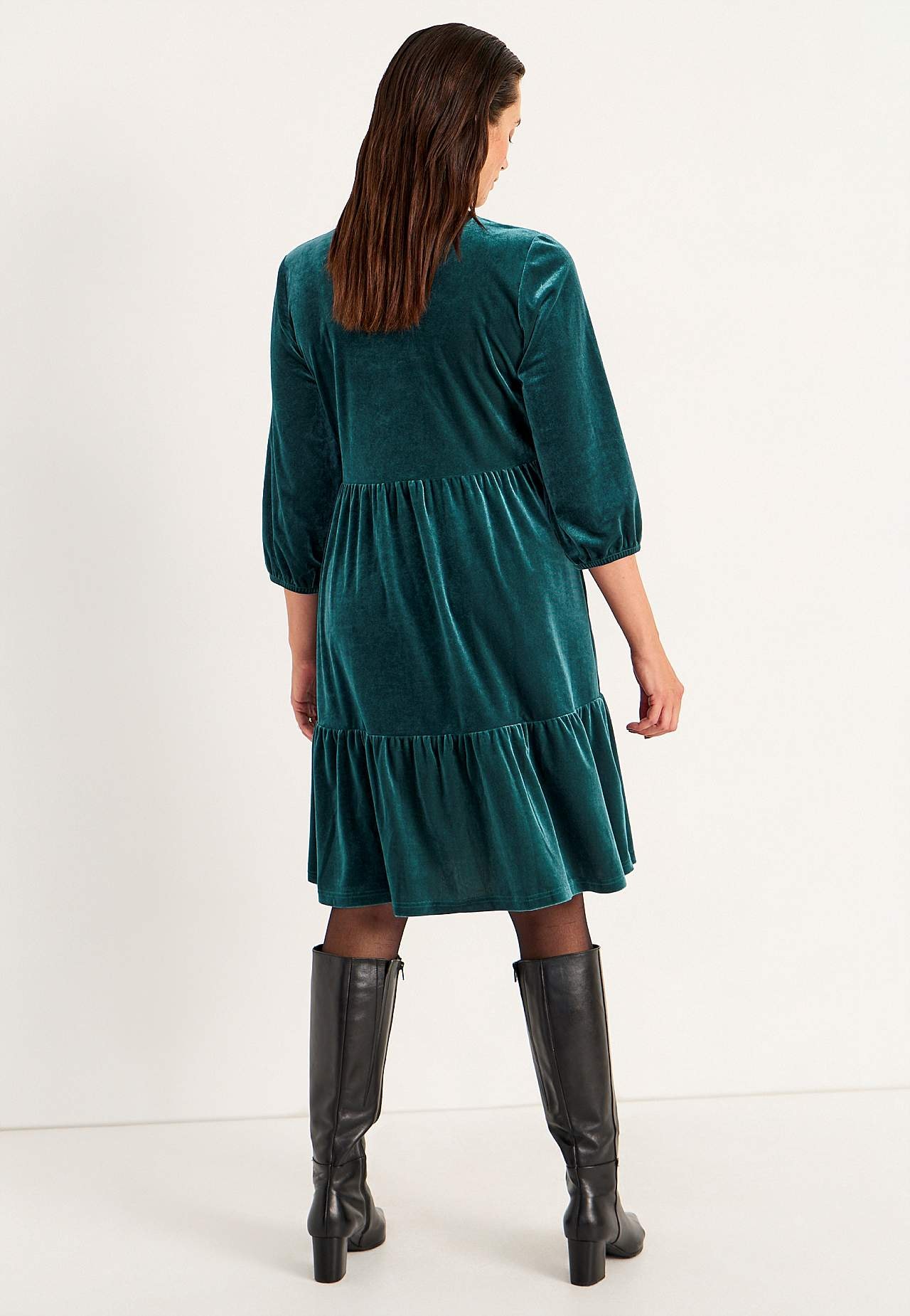 Sammetsklänning med volanger