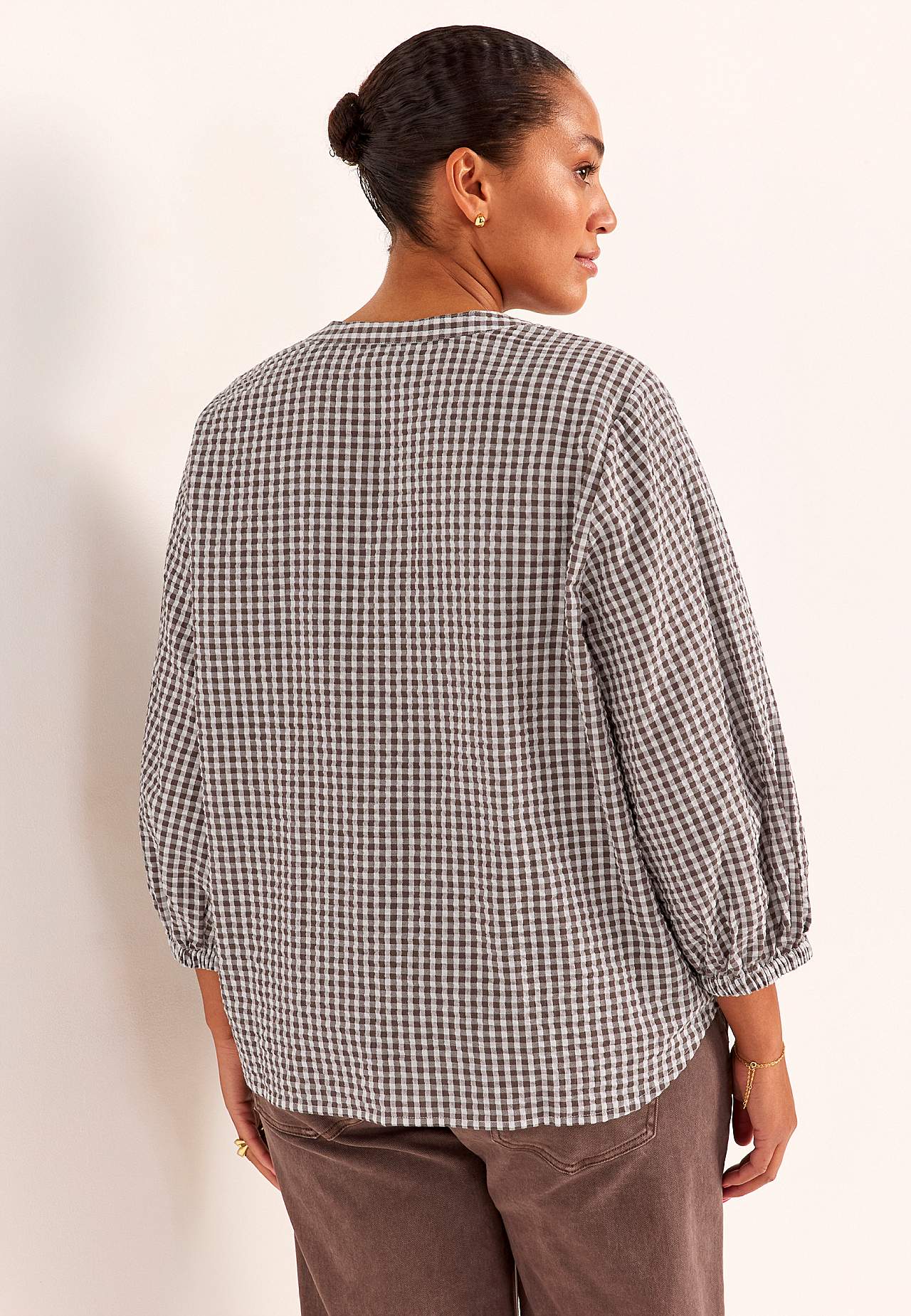 Smårutig blus i bäckebölja