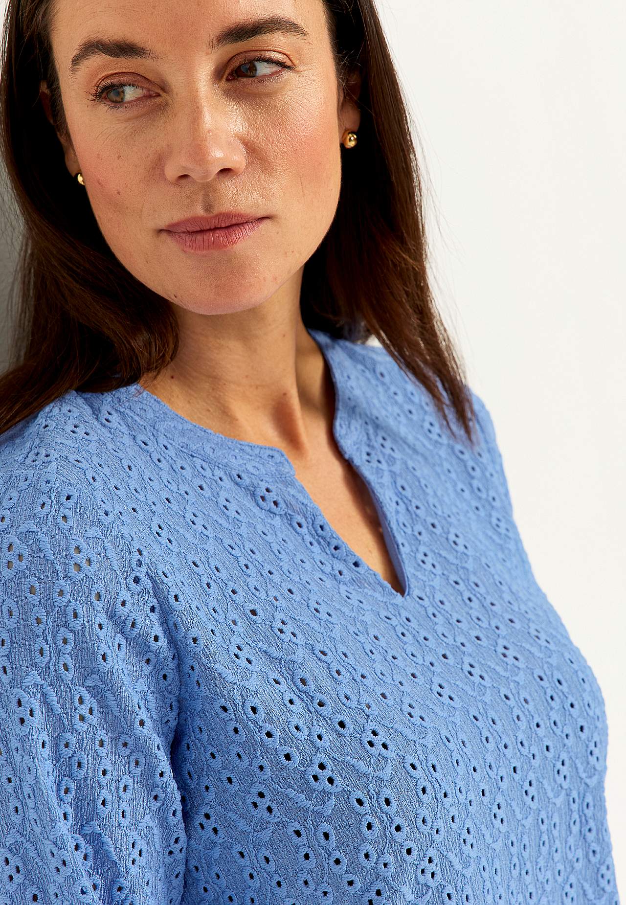 Trikåtopp med broderat hålmönster