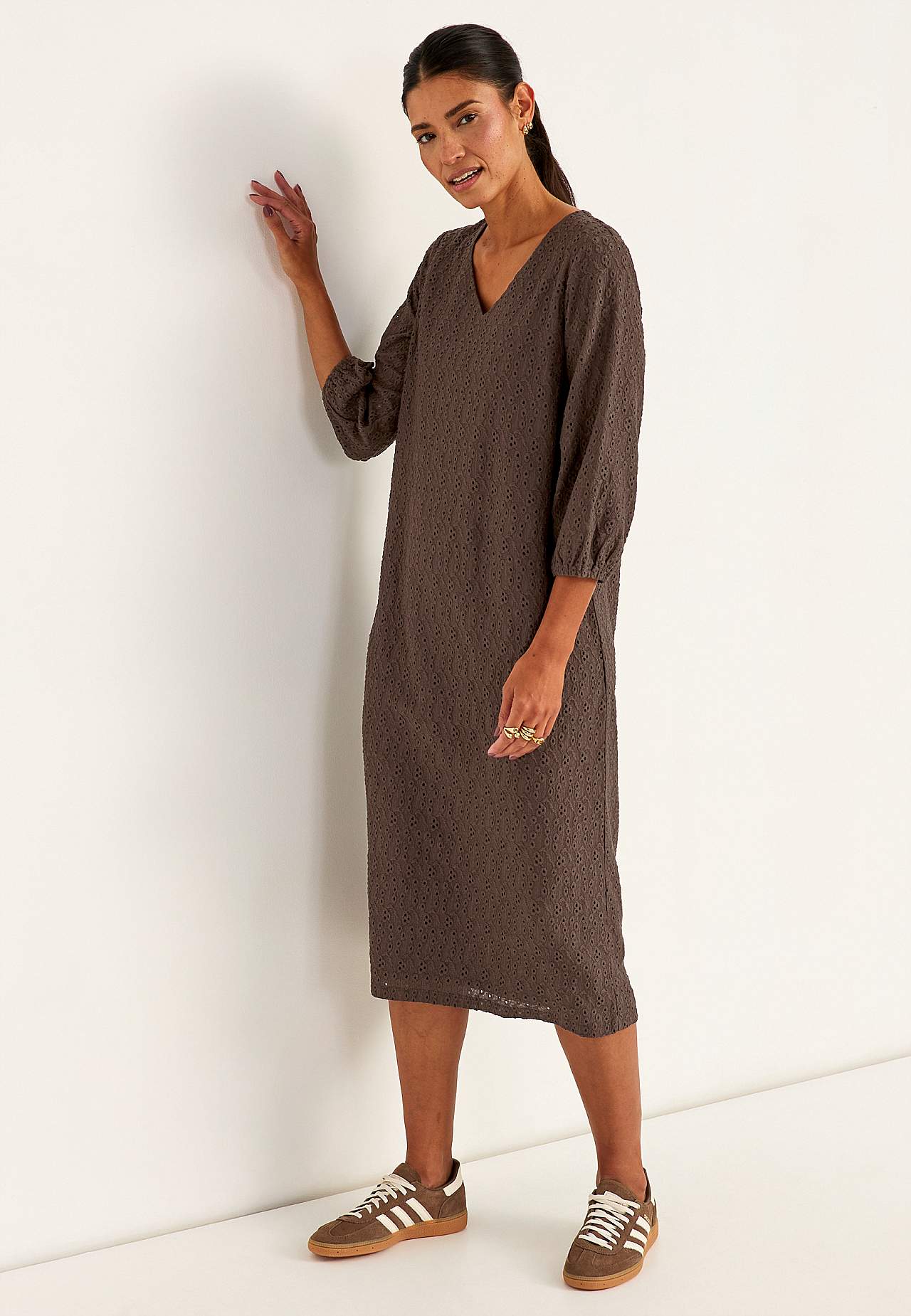 Trikåklänning med broderat hålmönster