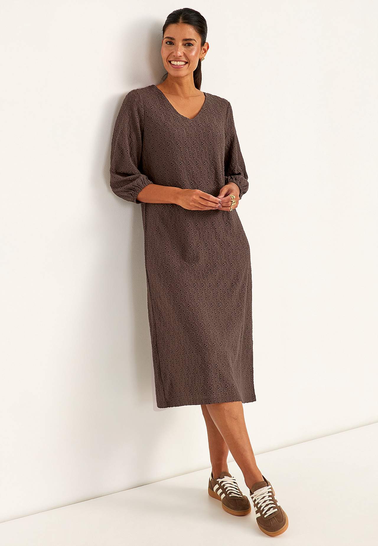 Trikåklänning med broderat hålmönster