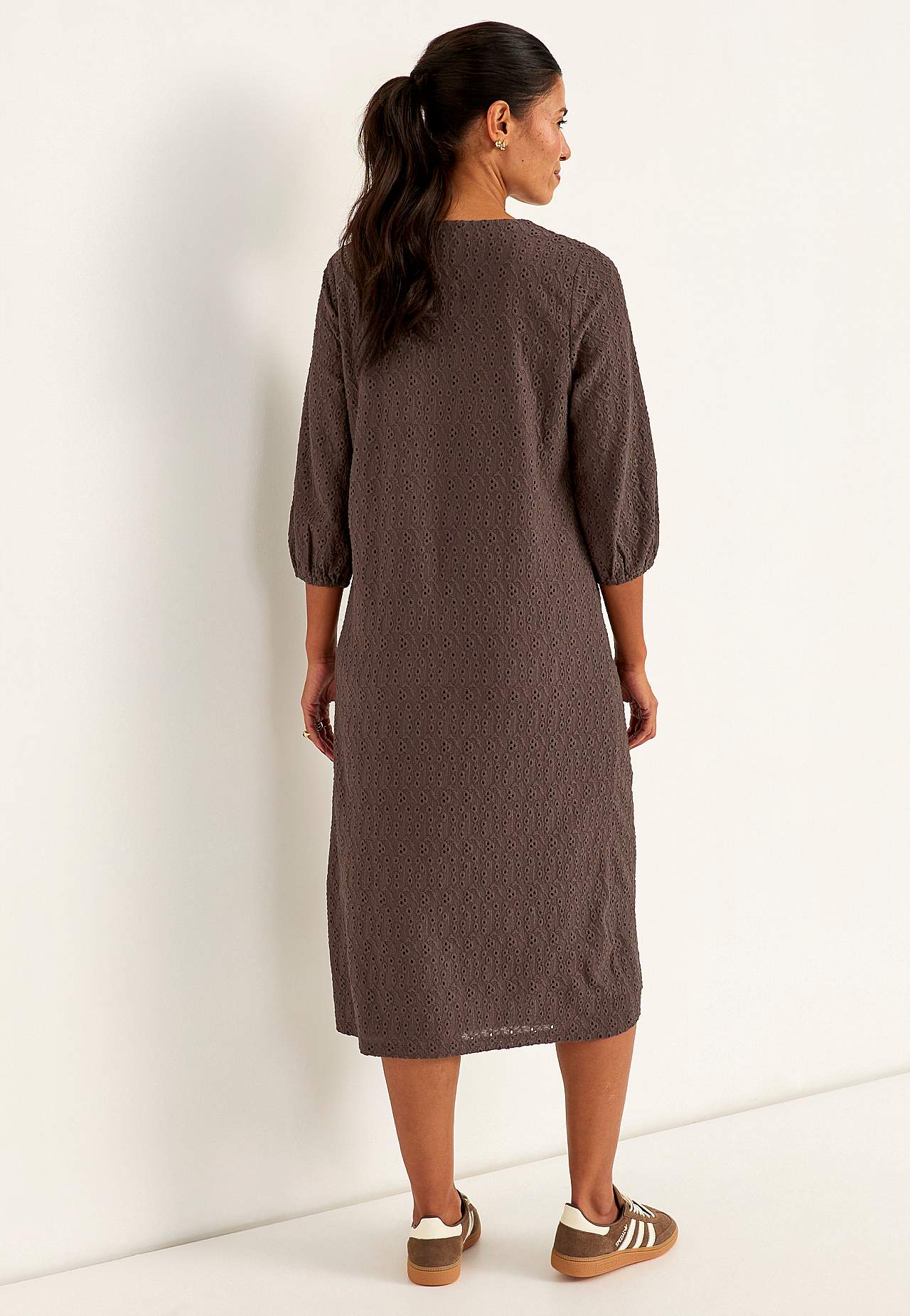 Trikåklänning med broderat hålmönster