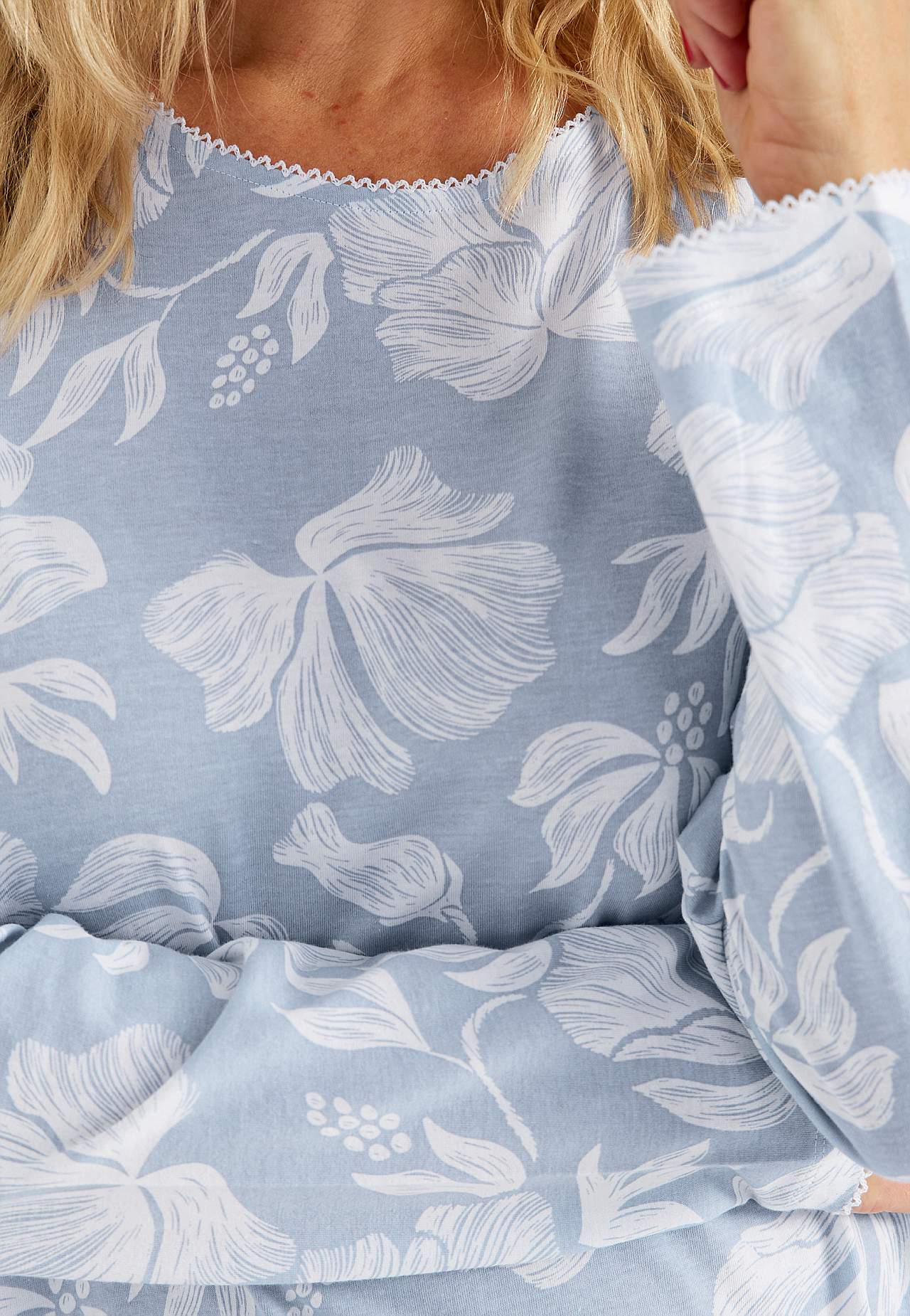 Blommönstrat nattlinne