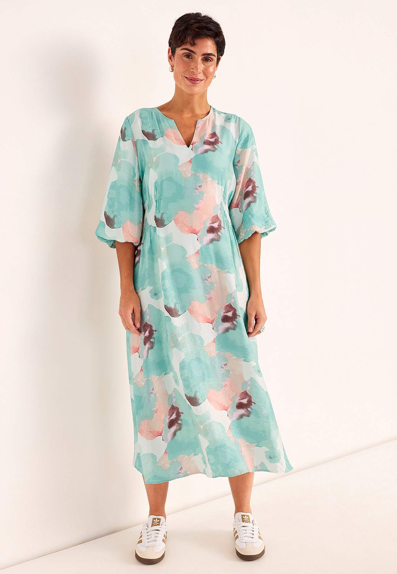 Klänning med fodrad puffärm