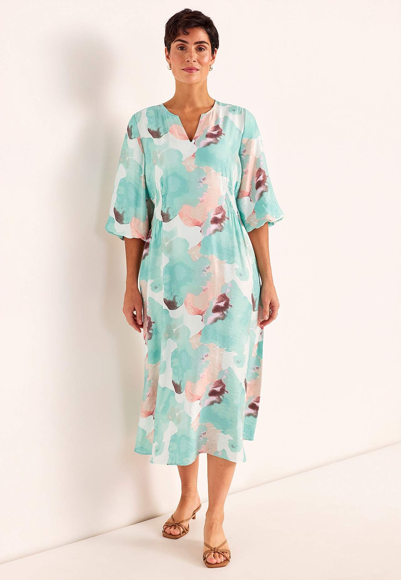 Klänning med fodrad puffärm