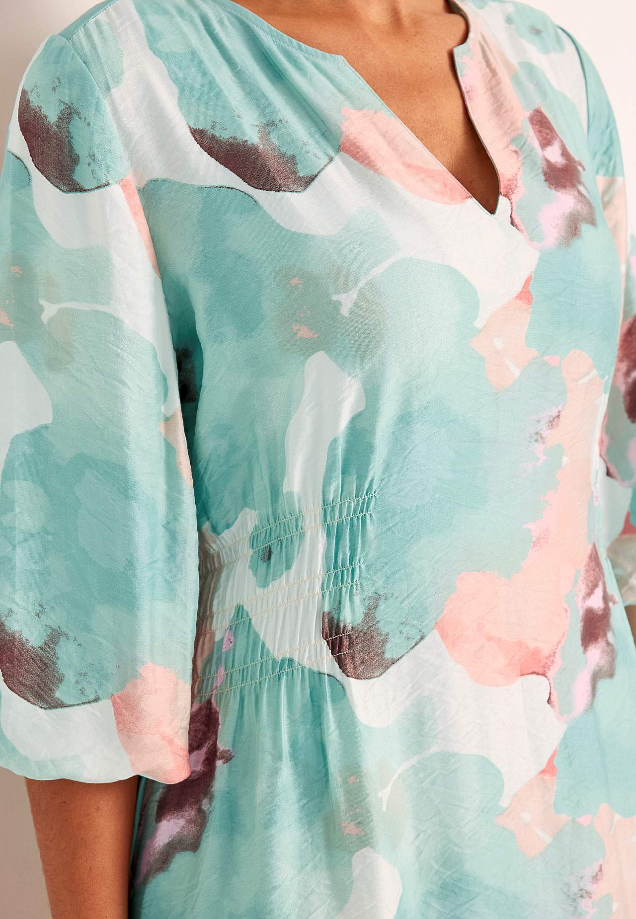 Klänning med fodrad puffärm