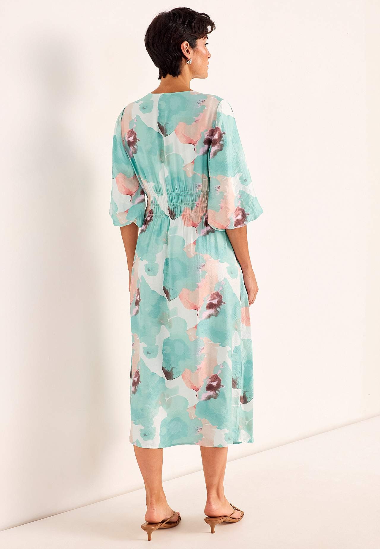 Klänning med fodrad puffärm