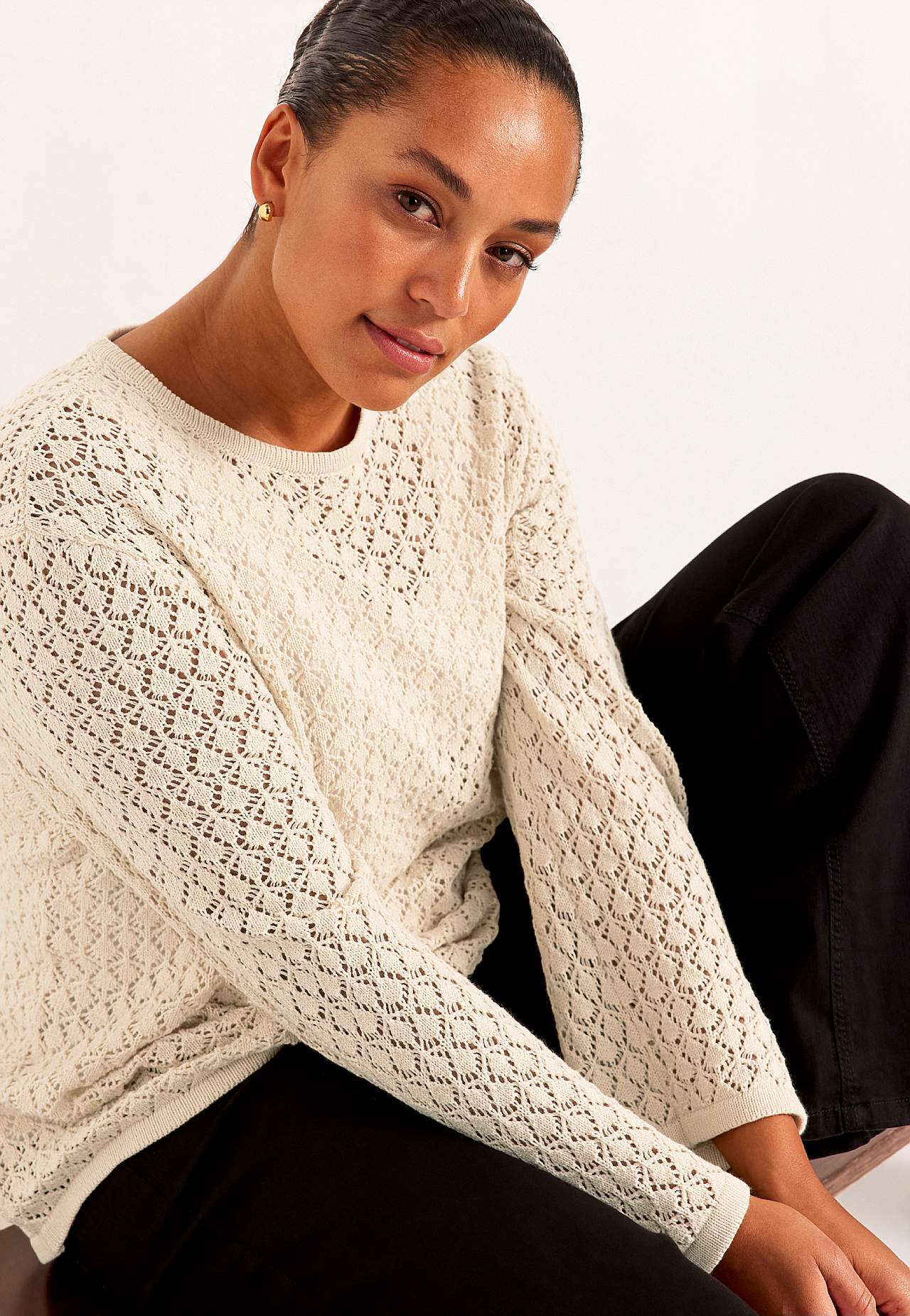 Stickad tröja med hålmönster