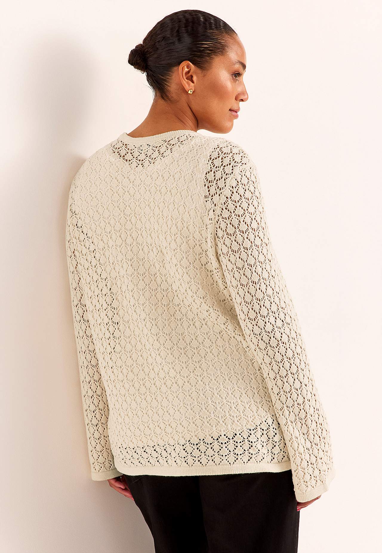 Stickad tröja med hålmönster