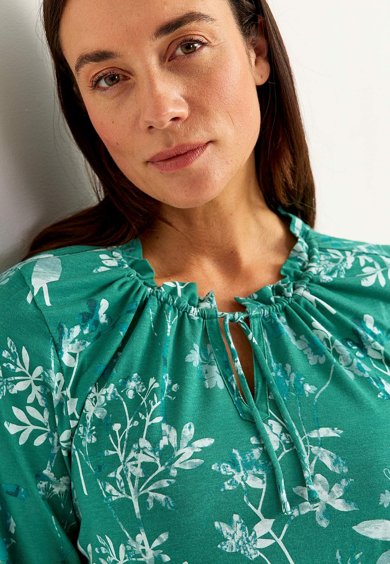 Mönstrad trikåtopp med volangkant