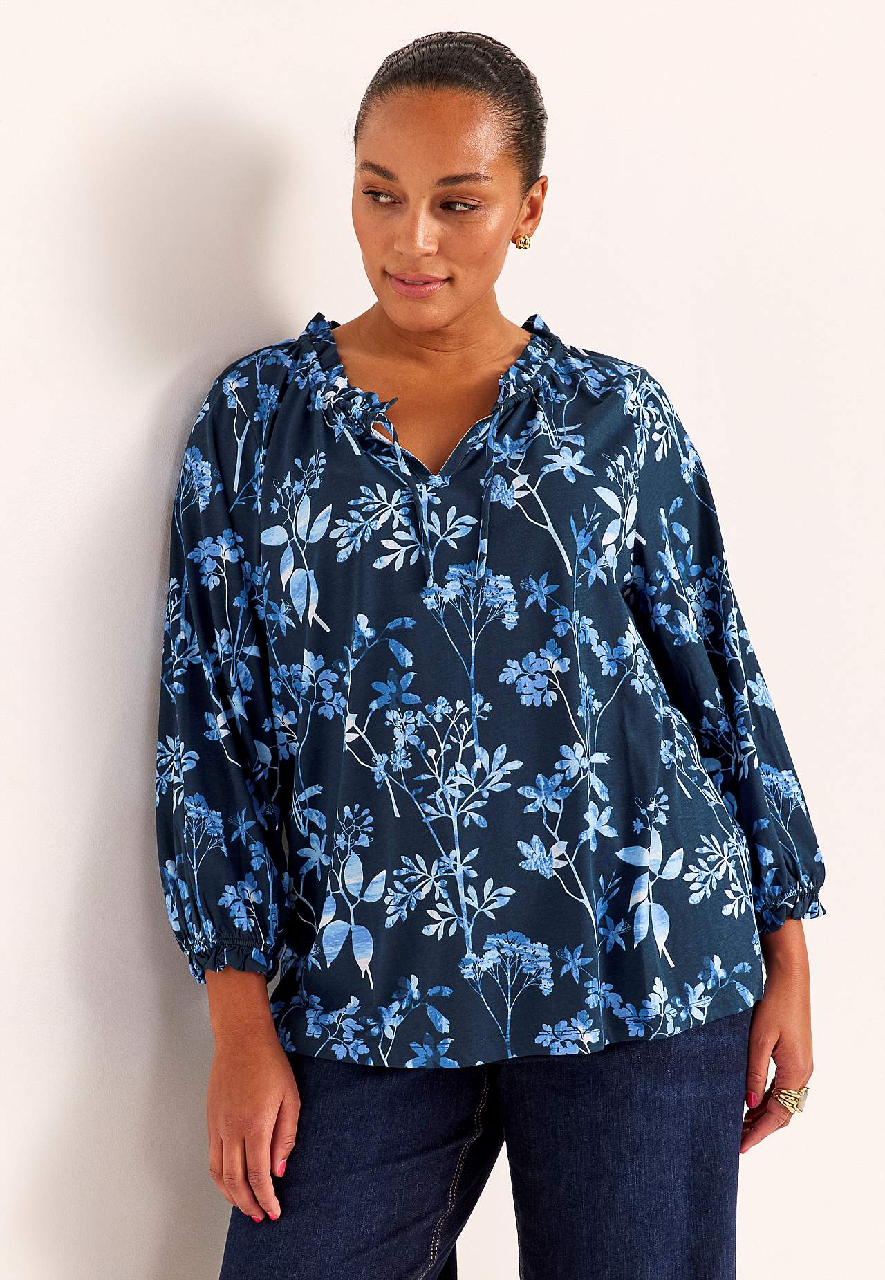 Mönstrad trikåtopp med volangkant