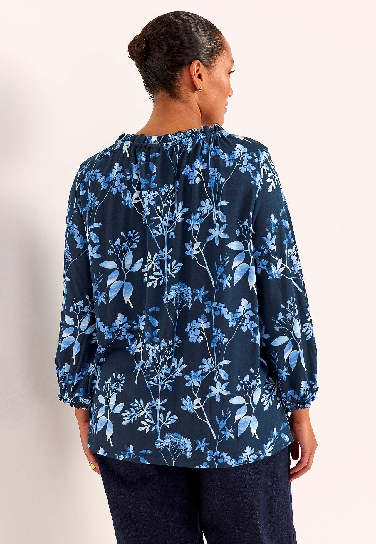 Mönstrad trikåtopp med volangkant