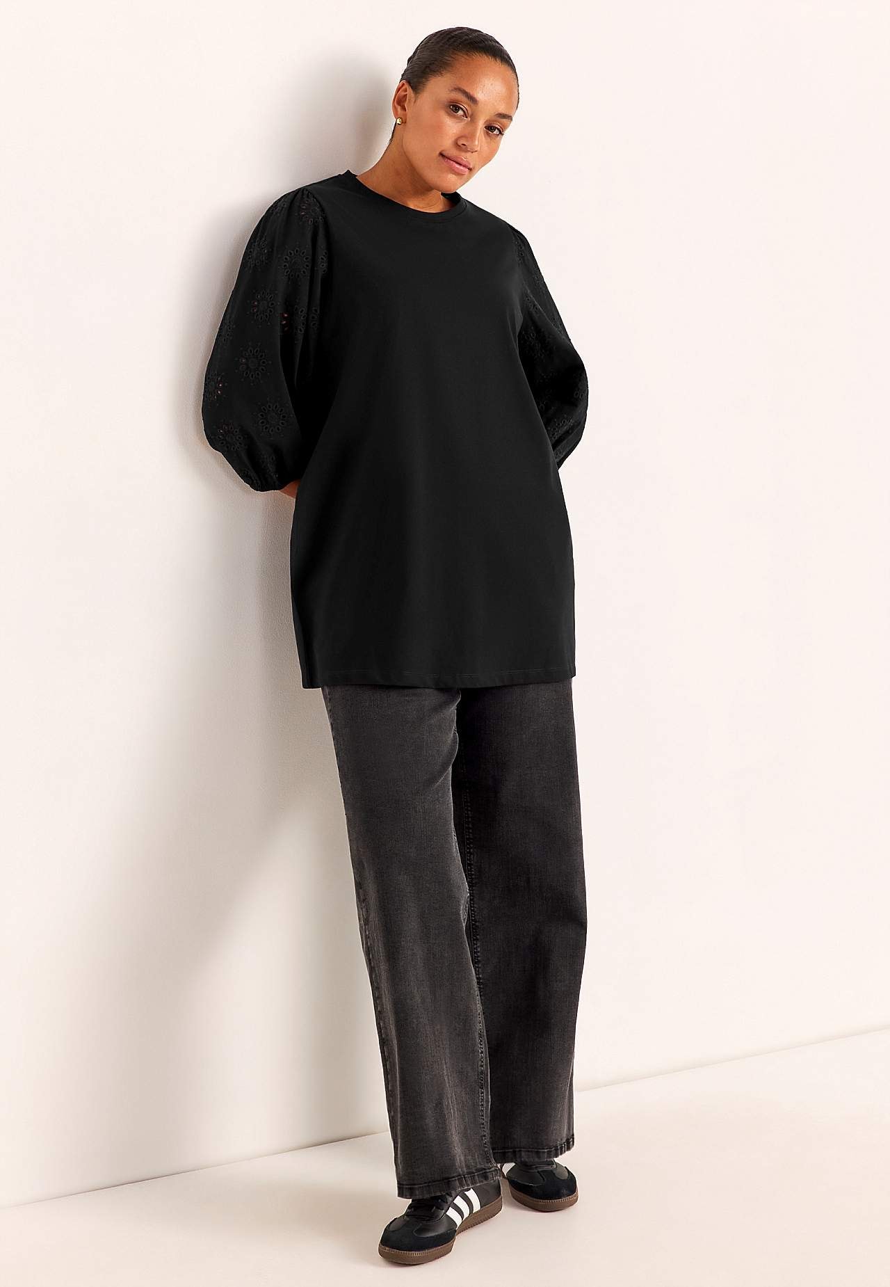 Trikåtunika med broderade ärmar