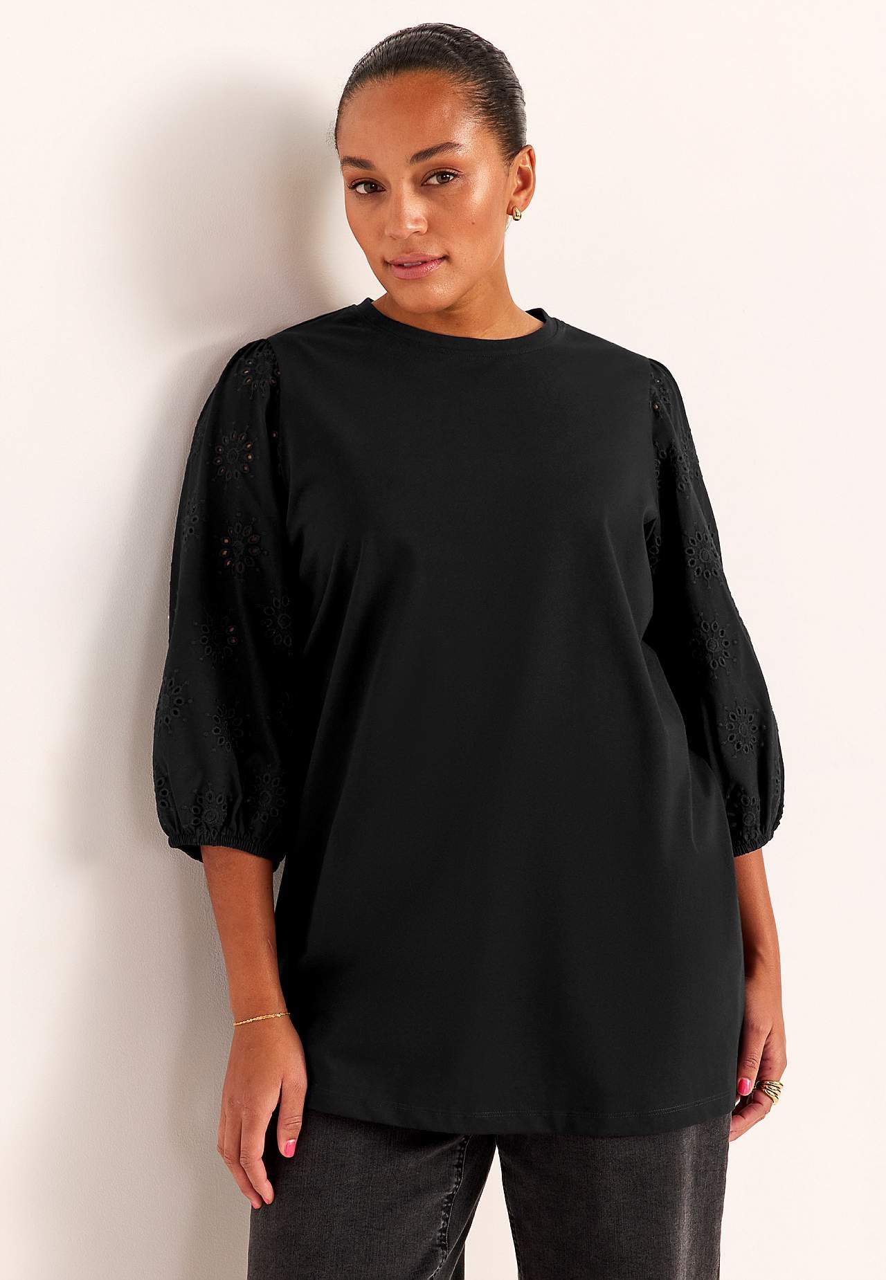 Trikåtunika med broderade ärmar