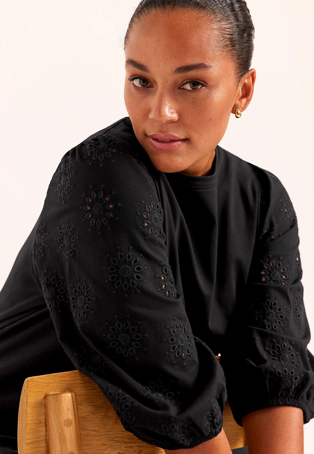 Trikåtunika med broderade ärmar