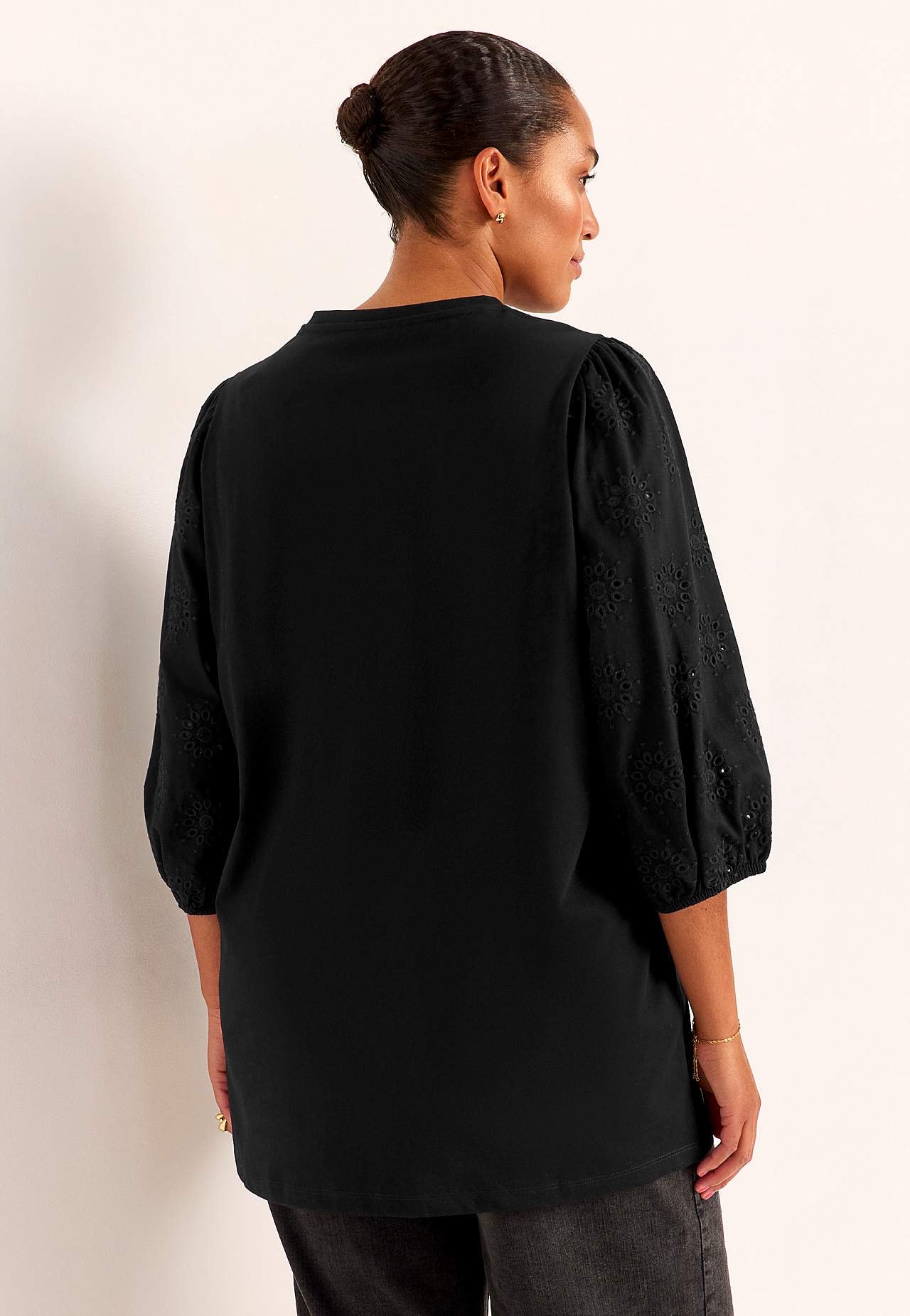 Trikåtunika med broderade ärmar