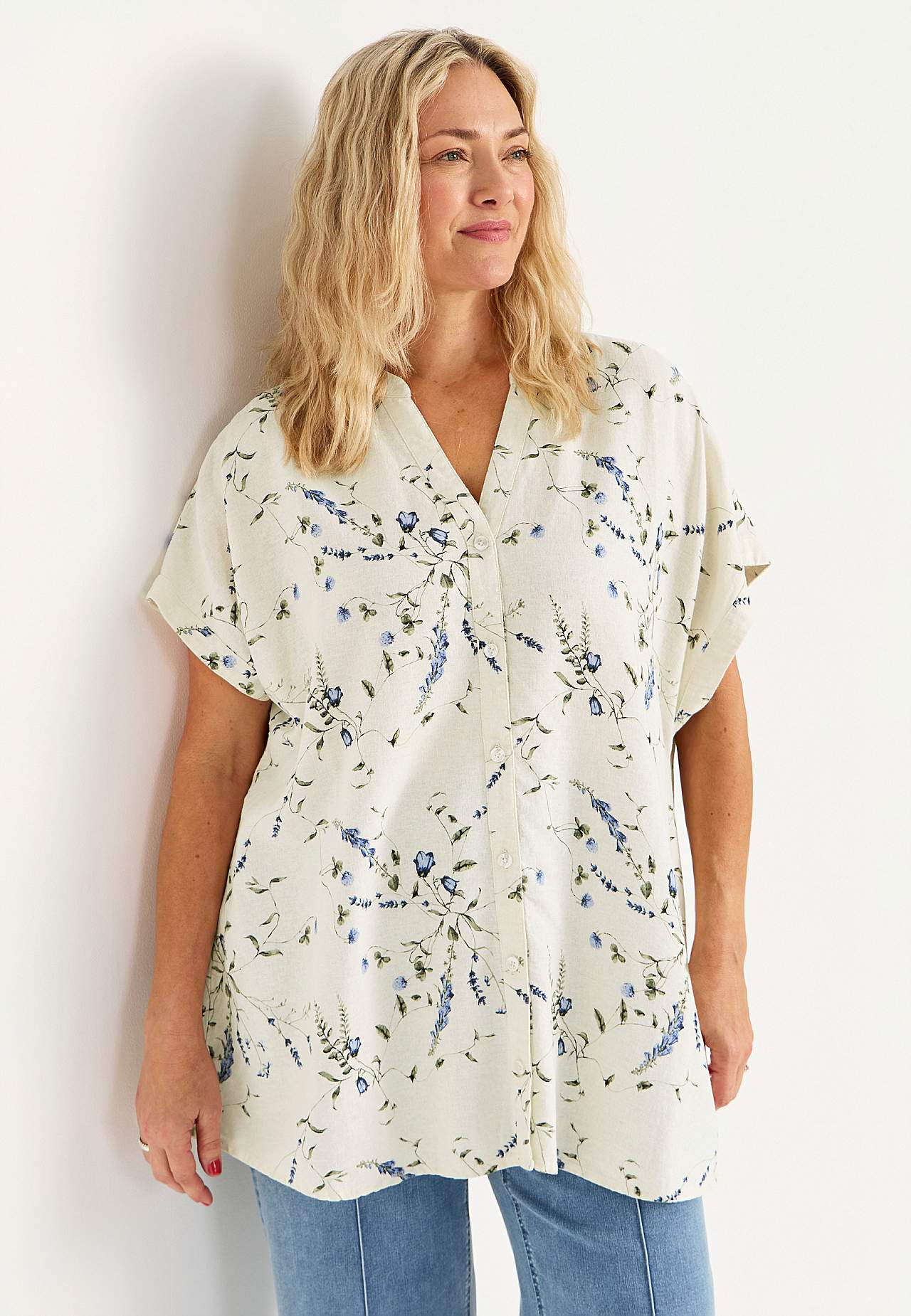 Blommig linnetunika med knappar