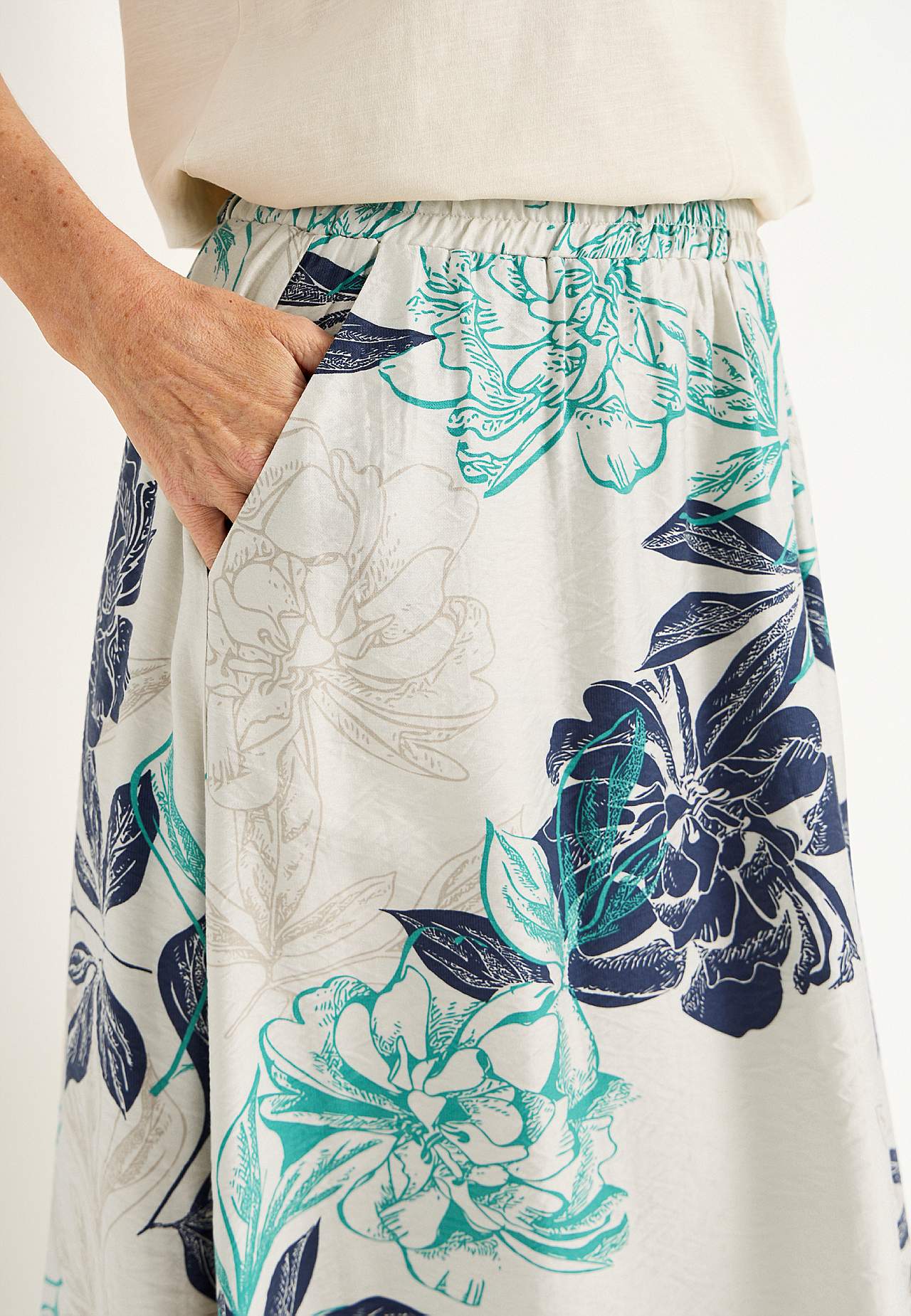 Blommig kjol med fickor