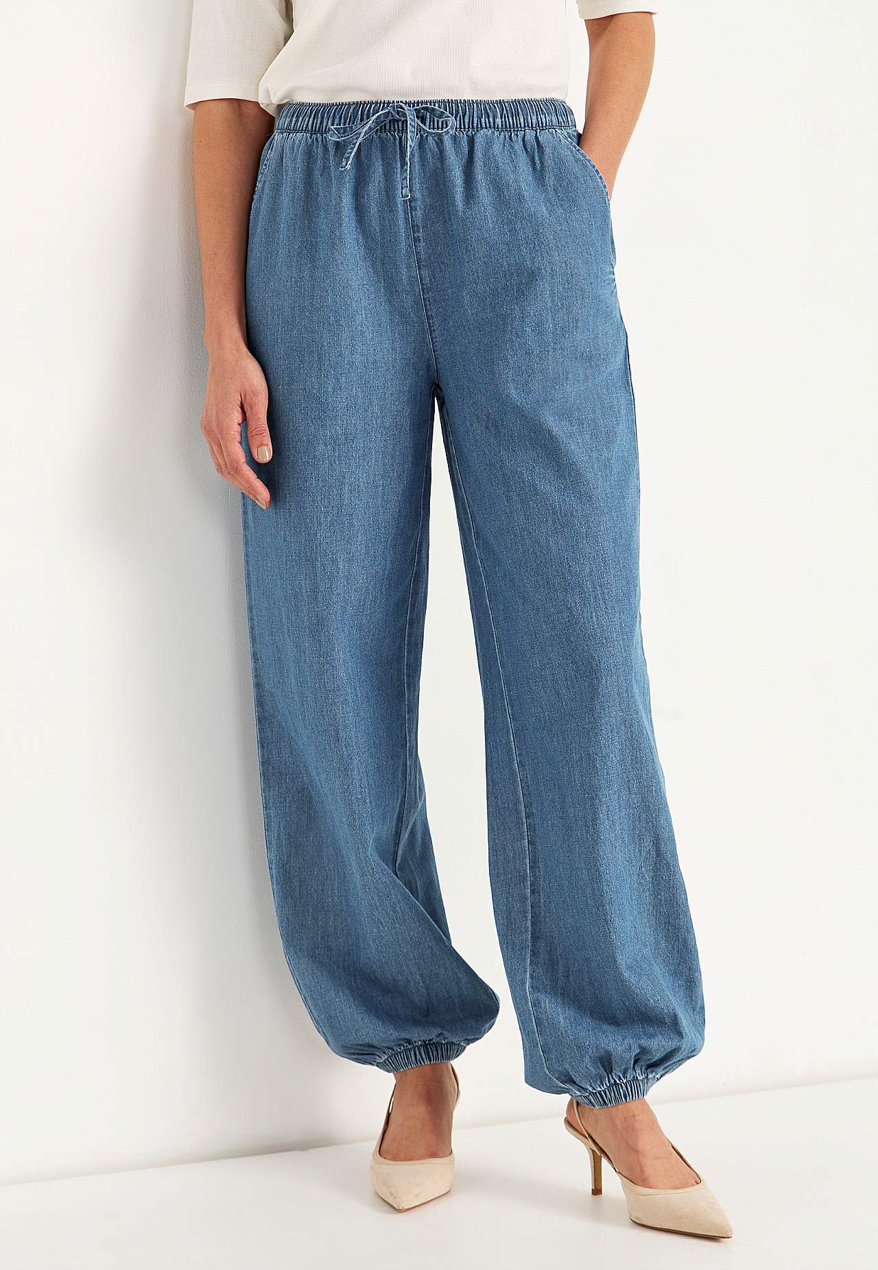 Byxa i lätt denim med hög midja