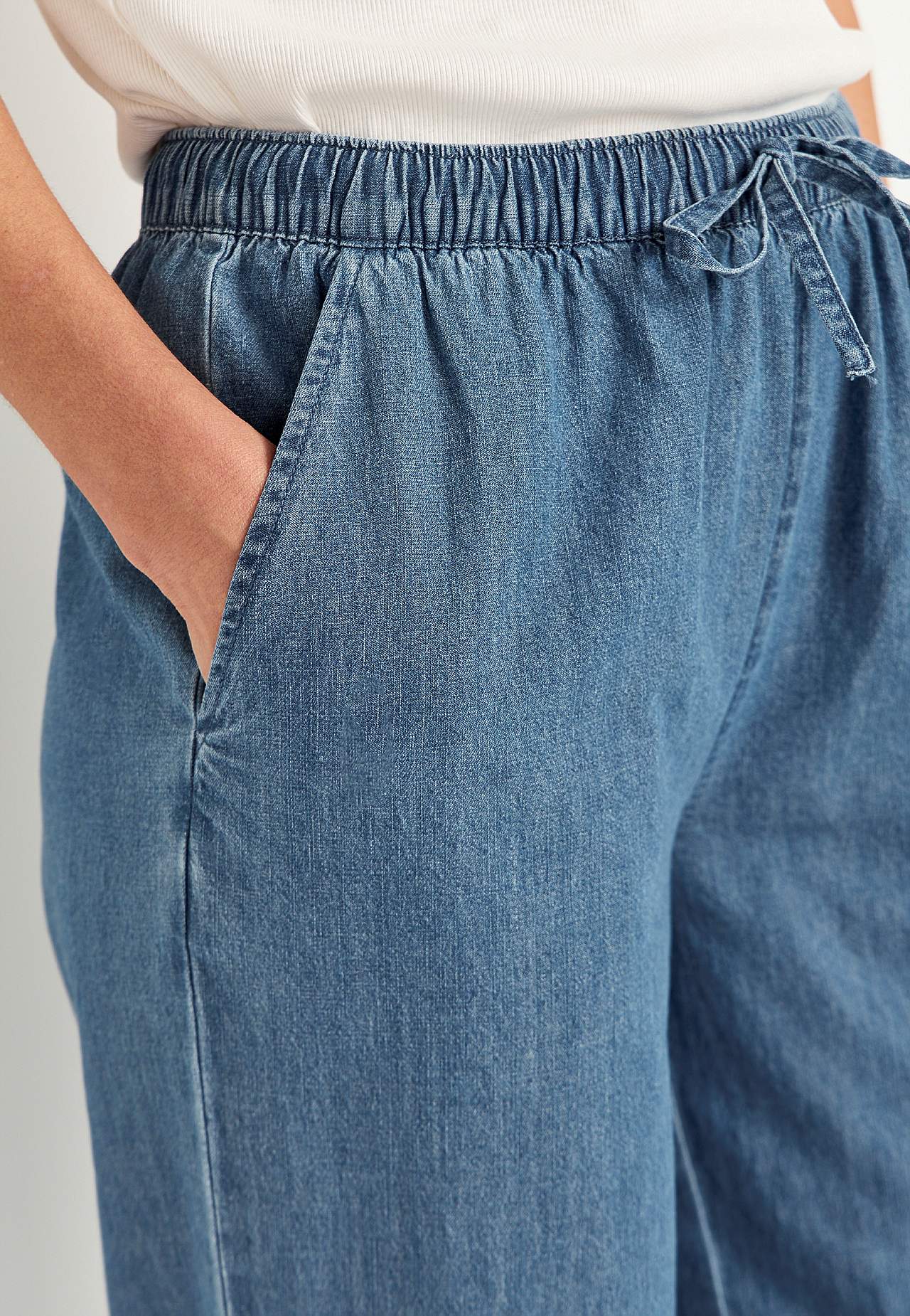 Byxa i lätt denim med hög midja