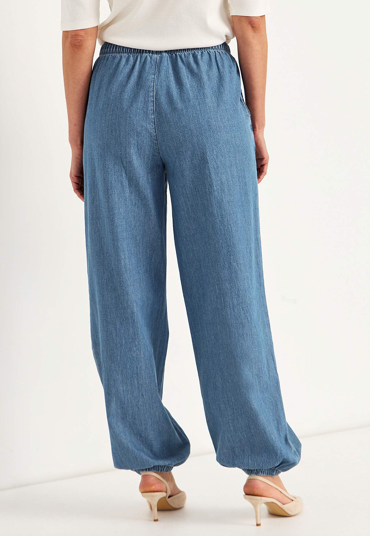 Byxa i lätt denim med hög midja