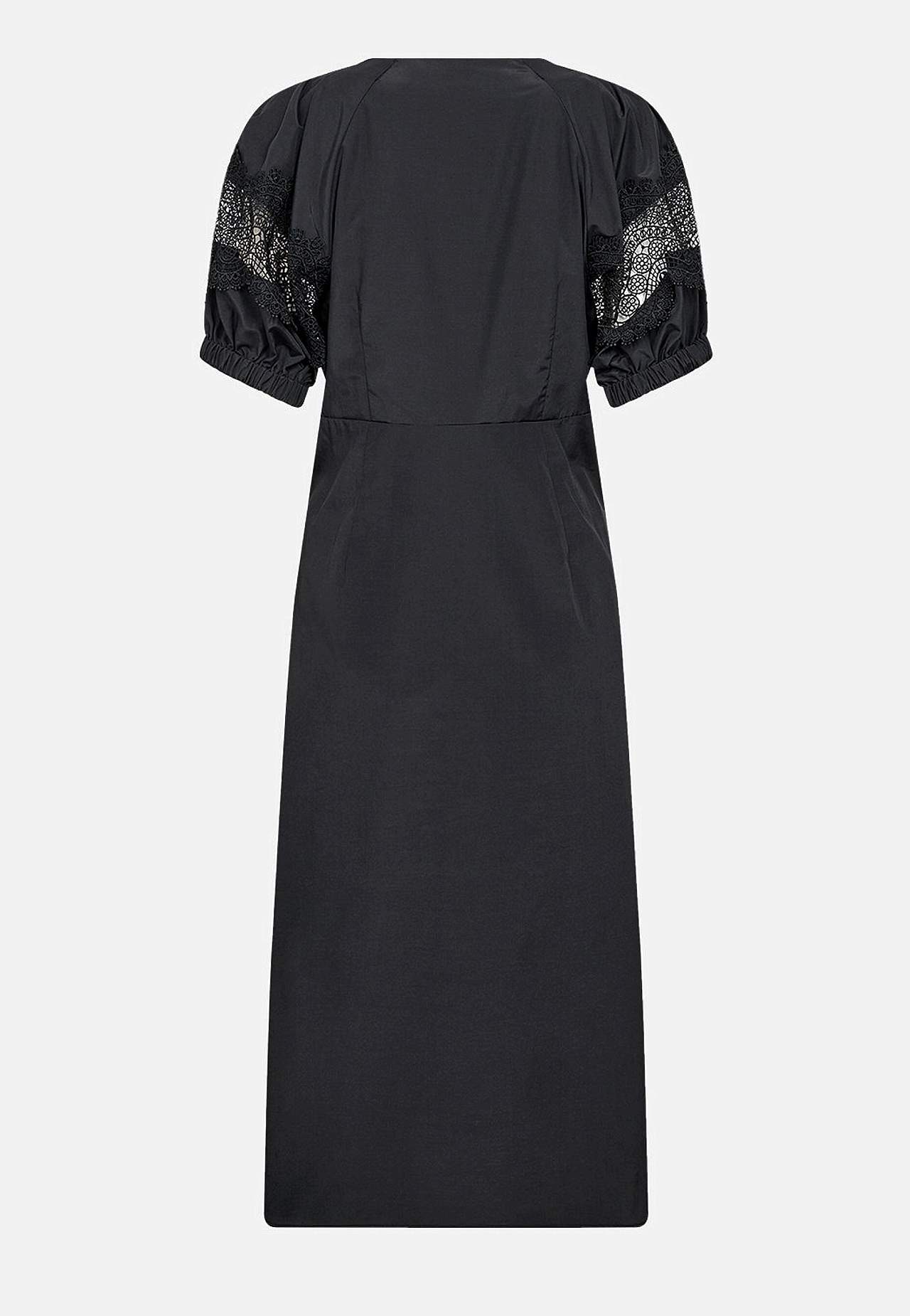 Klänning med broderidetalj på ärmarna