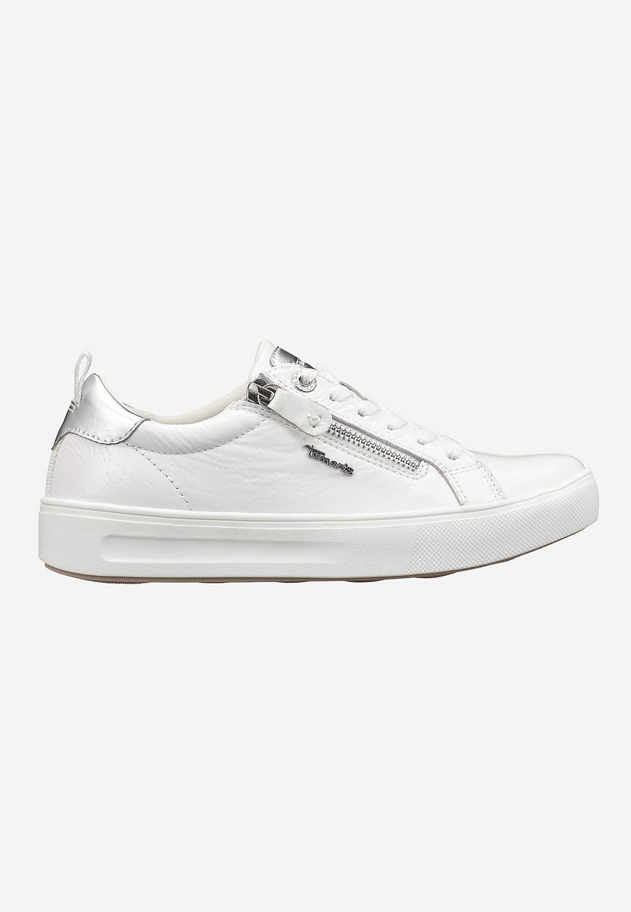 Sneaker i lackat skinn