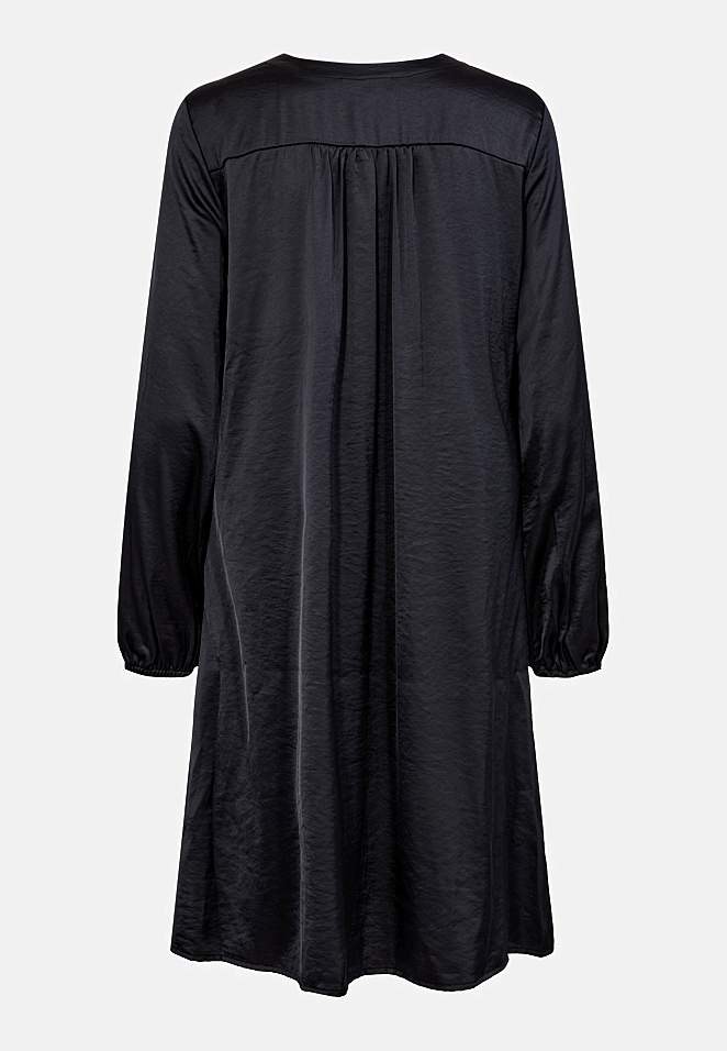 Satinklänning med knytdetalj