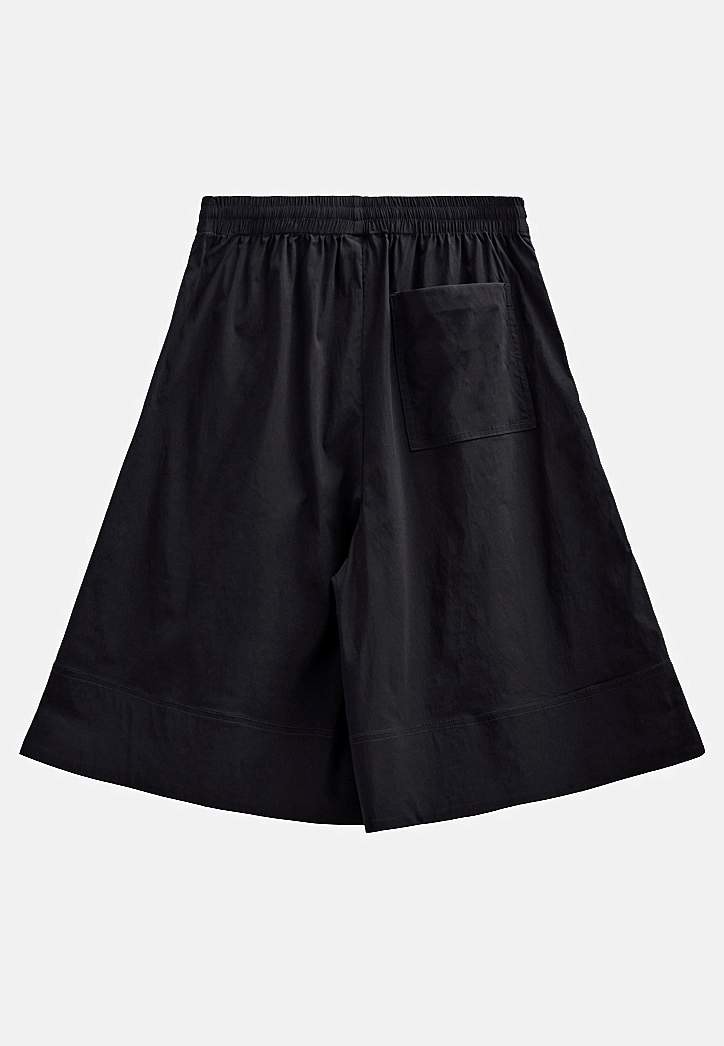 Långa, vida shorts